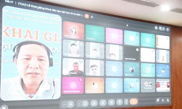 Tân sinh viên tại trạm Thành phố Hồ Chí Minh Nguyễn Quốc Nam phát biểu tại buổi lễ.