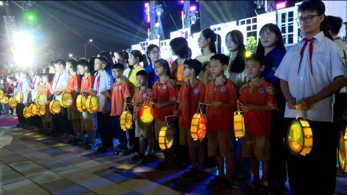 Các em học sinh thắp đèn lồng hòa nhịp trong không gian nghệ thuật bên hồ Hạnh Phúc.