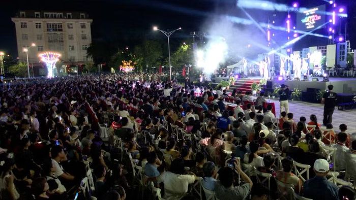 Hàng nghìn người dân tham dự chương trình tại hồ Hạnh Phúc.