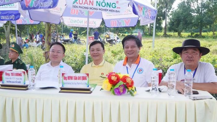 Nhà báo Từ Lương, Giám đốc VTV Nam Bộ, Trưởng Ban Tổ chức, cùng các đại biểu tham dự lễ khai mạc. Ảnh: YP.