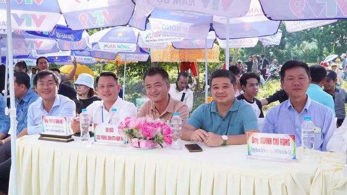 Các đại biểu tham dự Lễ khai mạc Hội đua bò truyền thống Chùa Rô. Ảnh: YP.