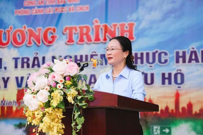 Bà Đỗ Thị Hương - Phó Chủ tịch UBND phường Việt Yên chia sẻ về tầm quan trọng PCCC và CNCH trong học đường.