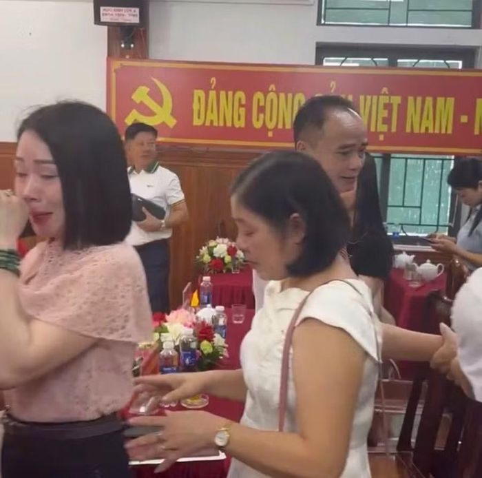 Hàng chục giáo viên bật khóc tại lễ chia tay. (Ảnh: chụp màn hình từ video)