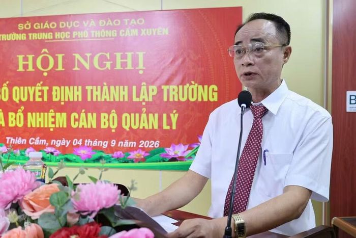 Thầy Nguyễn Văn Quang phát biểu nhận nhiệm vụ tại đơn vị mới. (Ảnh: CTV)