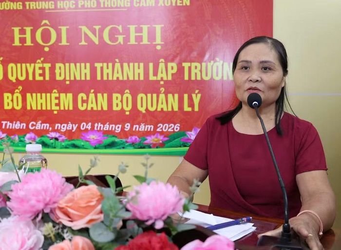 Cô giáo Nguyễn Thị Thúy, Tổ trưởng Sử - Địa - GDKTPL, đọc bài thơ “Ân tình”, viết tặng thầy Quang. (Ảnh: CTV)