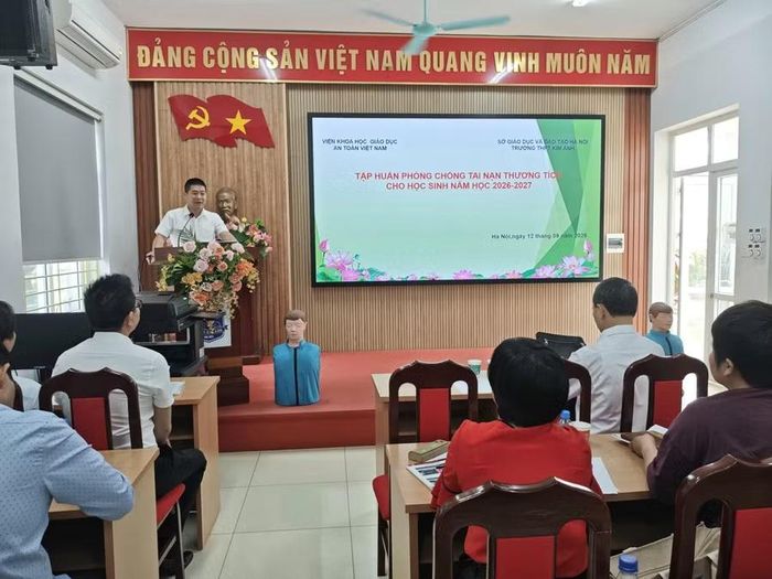 Thầy giáo Nguyễn Xuân Tuấn, Hiệu trưởng Trường THPT Kim Anh phát biểu tại buổi tập huấn.