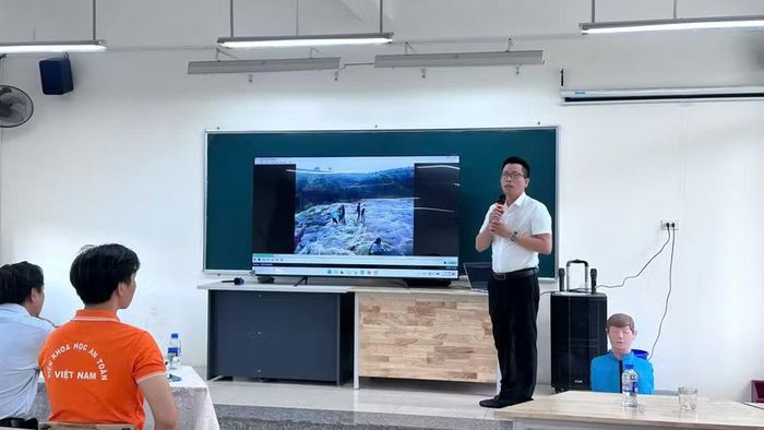 Ông Nguyễn Danh Khoa, Giám đốc đào tạo Viện Khoa học An toàn Việt Nam truyền đạt các chuyên đề tại buổi tập huấn.
