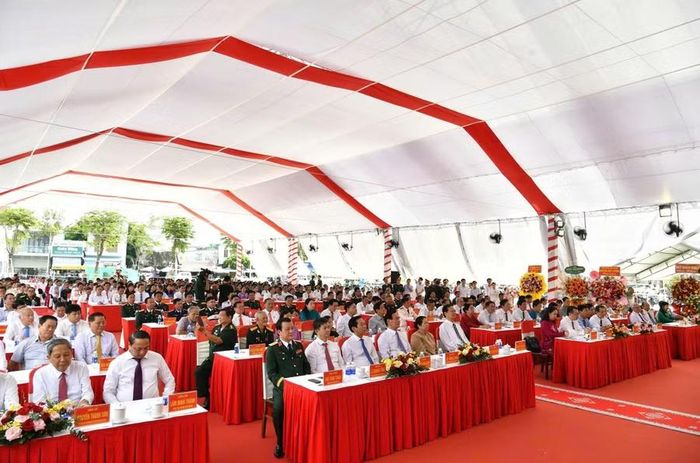 Đại biểu tham dự buổi lễ.