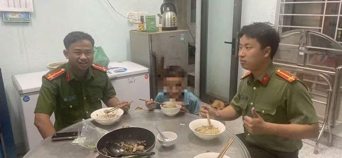 Cháu Q. được đưa về Công an chăm sóc. Ảnh: CACC