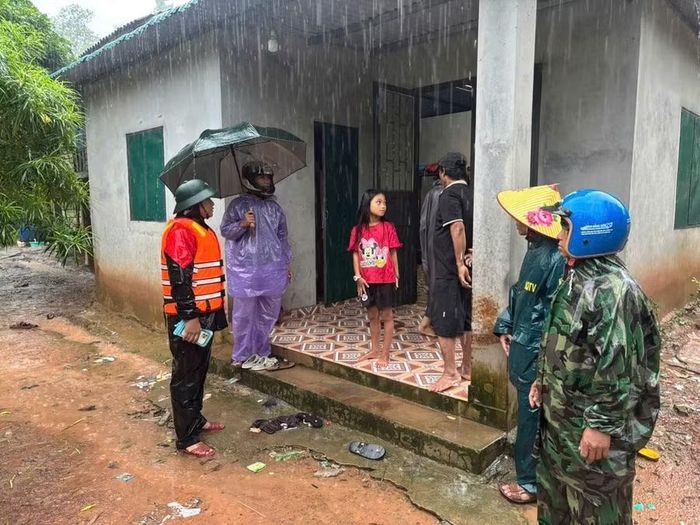 Bộ đội vận động người dân ở khu vực nguy hiểm đến nơi tránh trú.