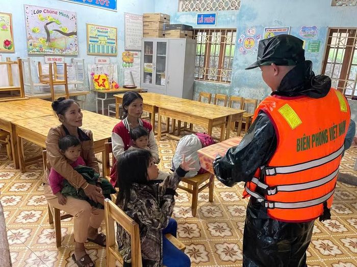 Bộ đội Biên phòng hỗ trợ đưa người dân đến nơi an toàn.