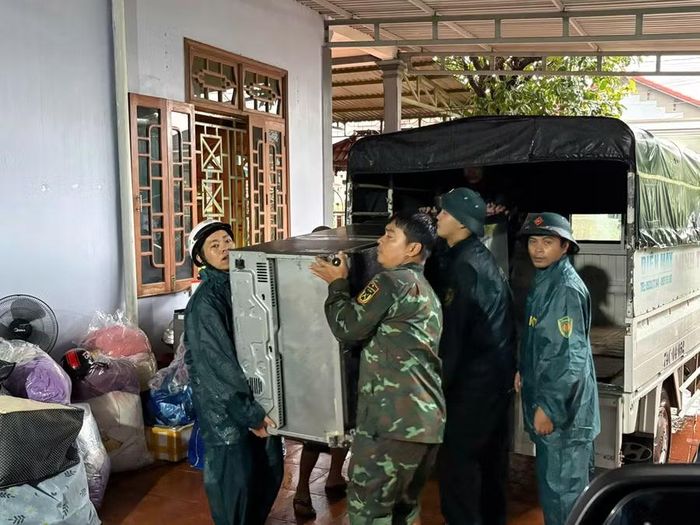 Lực lượng quân sự hỗ trợ người dân di dời tài sản.