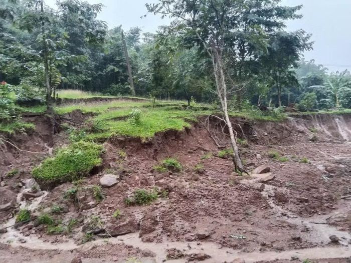 Mưa lũ gây sạt lở ở một số khu vực gần sông, suối.