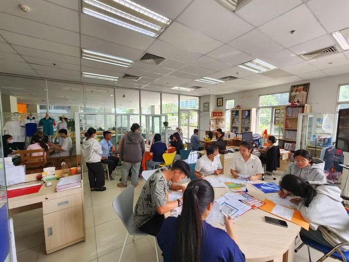 Sinh viên đến đăng ký nhập học tại Trường Cao đẳng Viễn Đông.