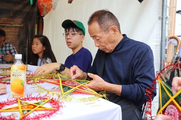 Người dân Nhật Bản trải nghiệm làm lồng đèn Ông Sao.