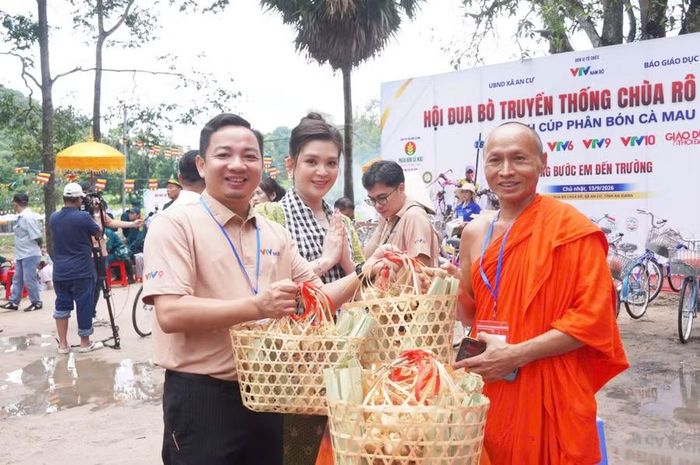 Những món quà ý nghĩa được gửi trao tại chương trình. Ảnh: YP.