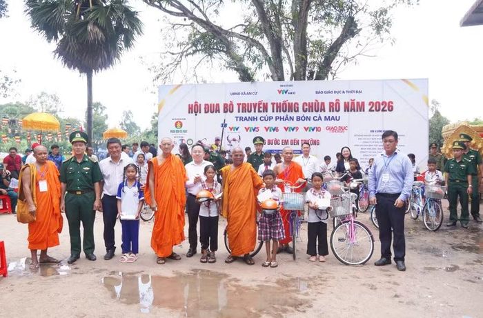 Ban Tổ chức cùng các đơn vị tài trợ, đơn vị đồng hành trao xe cho các em học sinh. Ảnh: YP.