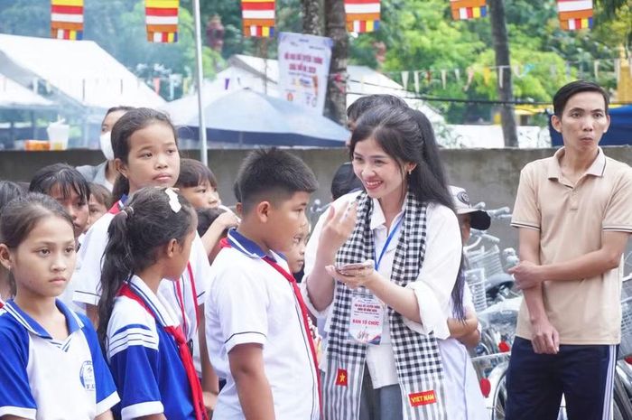 Em Chauphu chia sẻ niềm vui cùng phóng viên Báo Giáo dục và Thời đại. Ảnh: TQ.