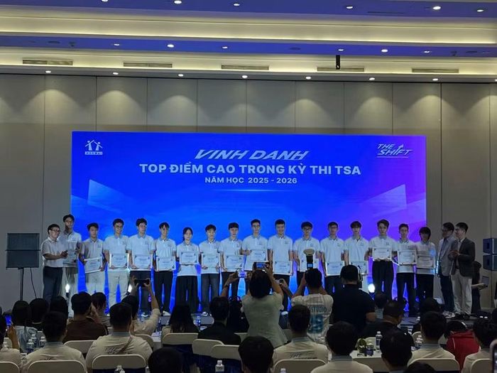 Vinh danh học sinh đạt điểm cao trong kỳ thi TSA tại Chào tân sinh viên 2026.
