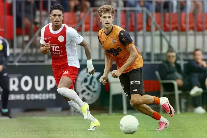 Trận đấu giữa IJsselmeervogels và GVVV đã bị hủy bỏ do cầu thủ bị đánh gãy 3 cái răng trong đường hầm. Ảnh: Alamy