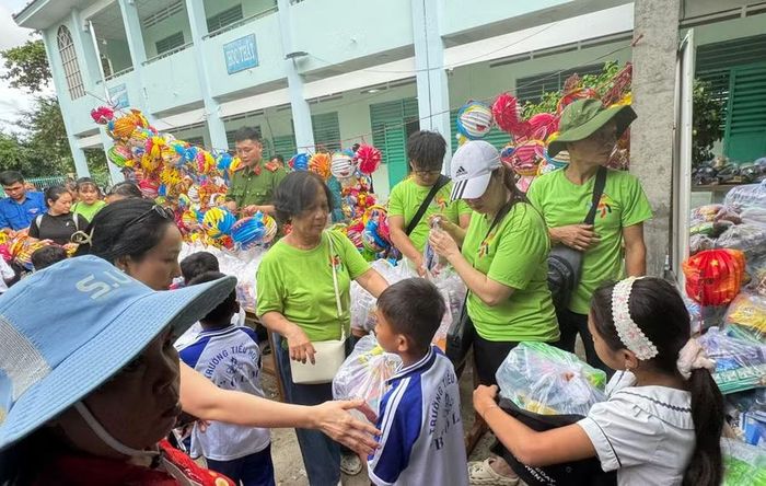 Trao tặng quà Trung thu cho các em học sinh.