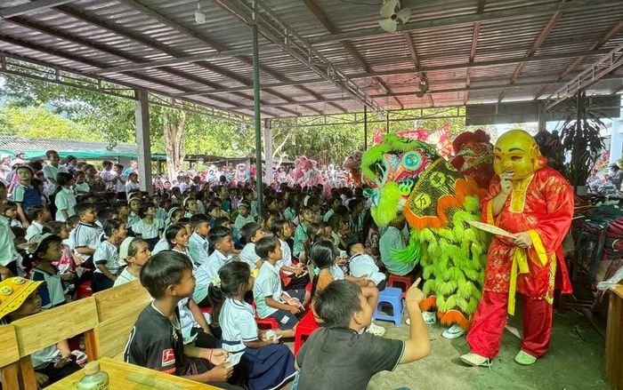 Học sinh hào hứng xem tiết mục múa lân rất sôi động.