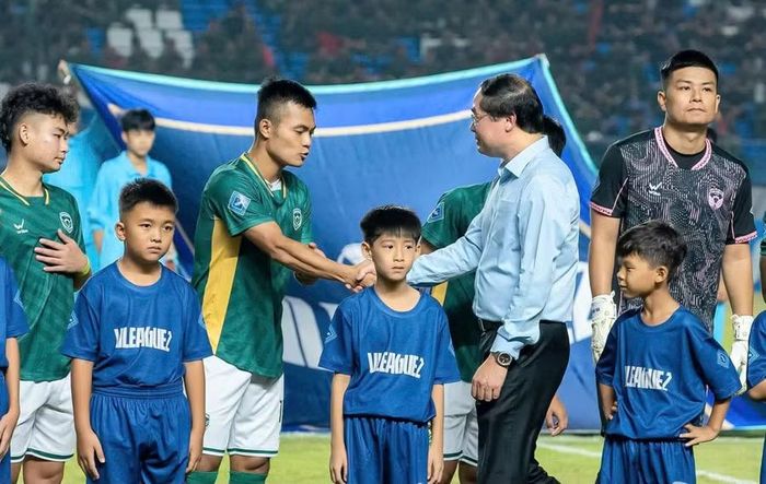 Bí thư Tỉnh ủy Thái Nguyên Trịnh Xuân Trường động viên các cầu thủ trước trận đấu.