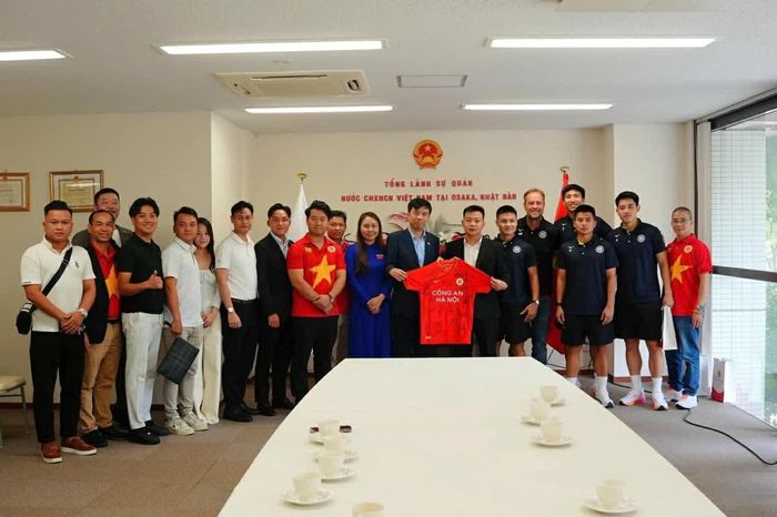 Đại diện CLB Công an Hà Nội bày tỏ trân trọng trước tình cảm và sự cổ vũ của cộng đồng người Việt tại Nhật Bản dành cho đội bóng. (Nguồn: Tổng Lãnh sự quán Việt Nam tại Osaka)
