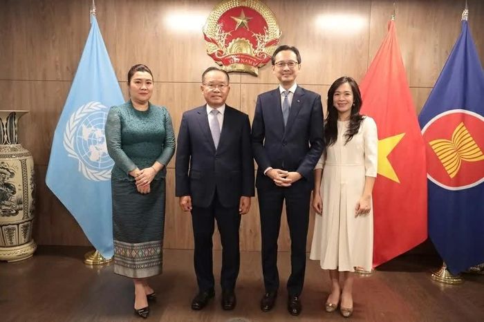 Đại sứ Thongphane Savanphet, Trưởng Phái đoàn thường trực Lào tại Liên hợp quốc và Phu nhân chụp ảnh lưu niệm cùng Đại sứ Đỗ Hùng Việt và Phu nhân. (Nguồn: Phái đoàn Việt Nam tại Liên hợp quốc)