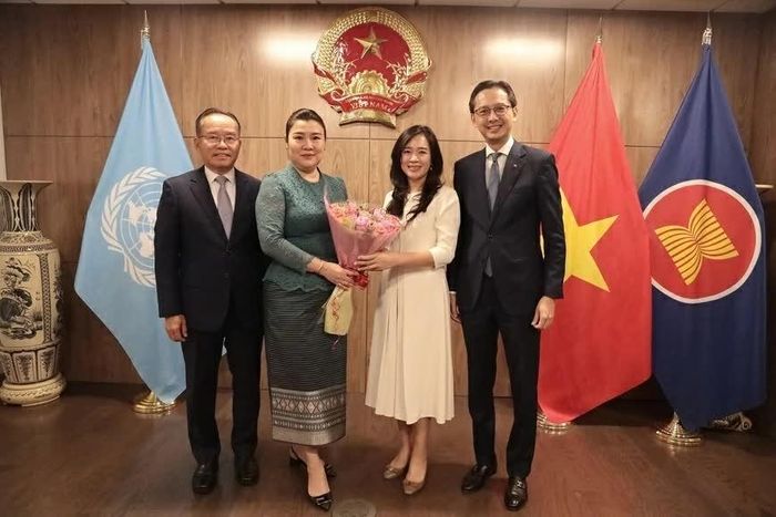 Phái đoàn thường trực Việt Nam tại Liên hợp quốc tặng hoa cho Phái đoàn thường trực Lào. (Nguồn: Phái đoàn Việt Nam tại Liên hợp quốc)
