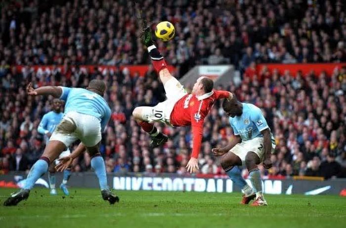 Wayne Rooney ghi bàn thắng đẹp mắt trước các hậu vệ Vincent Kompany và Micah Richards của Manchester City trong trận đấu tại Ngoại hạng Anh trên sân Old Trafford ngày 12/2/2011.
