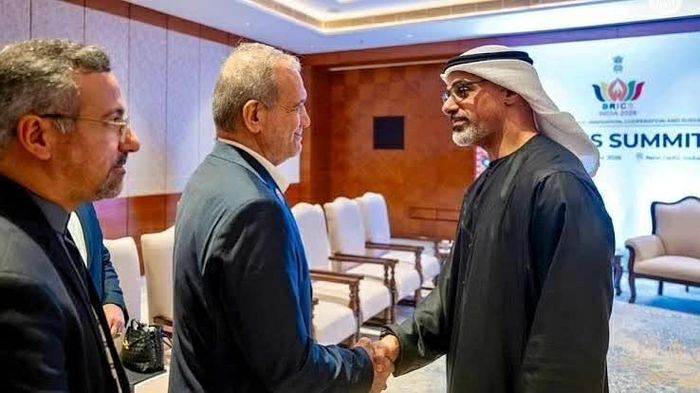 Thái tử Abu Dhabi Sheikh Khaled bin Mohamed bin Zayed Al Nahyan gặp Tổng thống Iran Masoud Pezeshkian bên lề Hội nghị thượng đỉnh BRICS tại Ấn Độ, ngày 13/9. (Nguồn: Abu Dhabi Media Office)