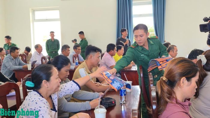 Đồn Biên phòng Phước Tỉnh phát tờ rơi tuyên truyền về các quy định mới trong phòng, chống khai thác IUU cho ngư dân. Ảnh: Văn Danh