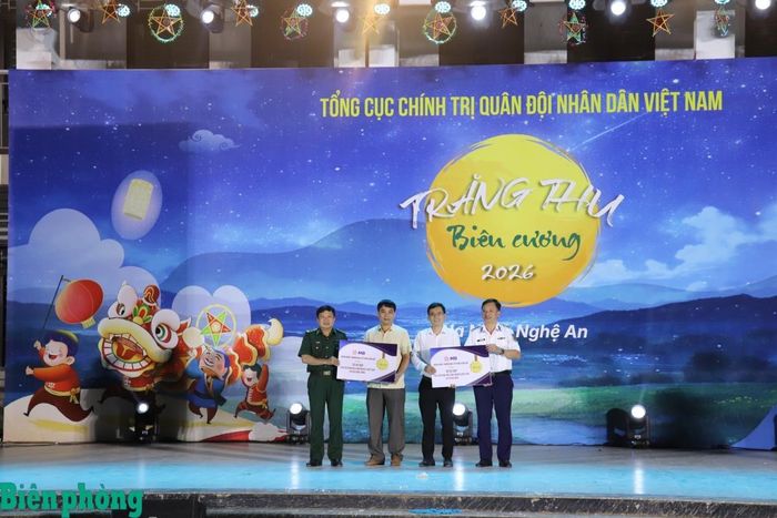 Đại diện ban tổ chức chương trình trao biểu trưng tặng 70 chiếc xe đạp cho học sinh có hoàn cảnh khó khăn cho đại diện chính quyền địa phương. Ảnh: Viết Lam