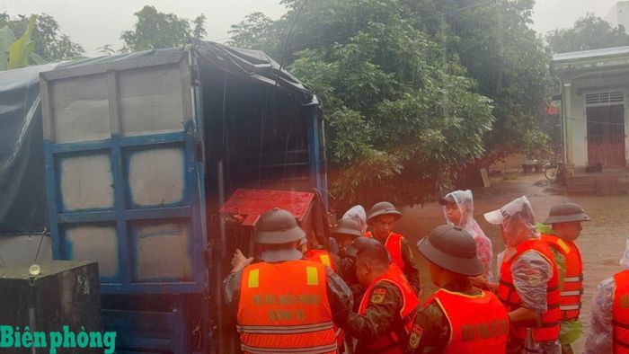 Đồn Biên phòng cửa khẩu quốc tế Lao Bảo di dời người dân và tài sản ra khỏi vùng nguy hiểm, đưa đến đơn vị tránh trú. Ảnh: Đình Tiến