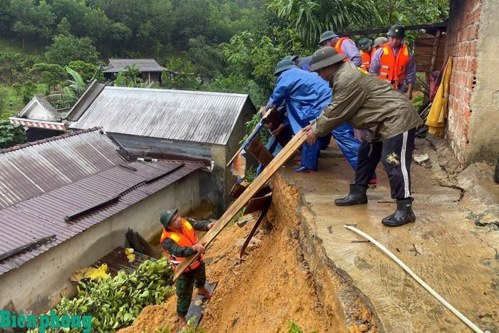 Sạt lở khu vực nhà dân tại xã A Lưới 4. Ảnh: Võ Tiến