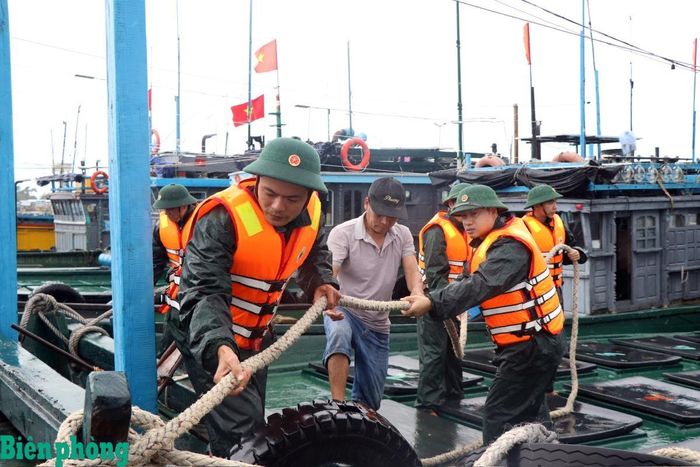 Đồn Biên phòng cửa khẩu cảng Thuận An hỗ trợ trục vớt tàu cá ngư dân. Ảnh: Mai Trang
