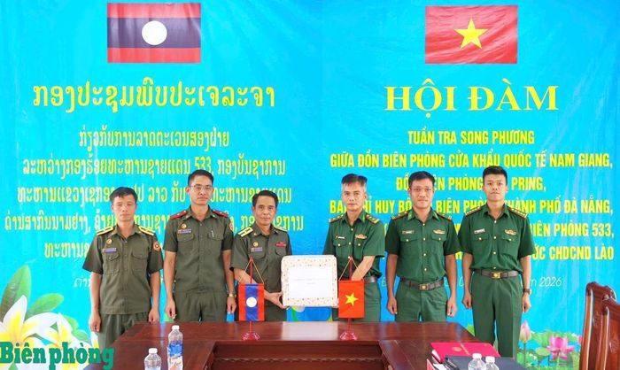 Đồn Biên phòng cửa khẩu quốc tế Nam Giang tặng quà cho Đại đội Biên phòng 533. Ảnh: Trúc Hà