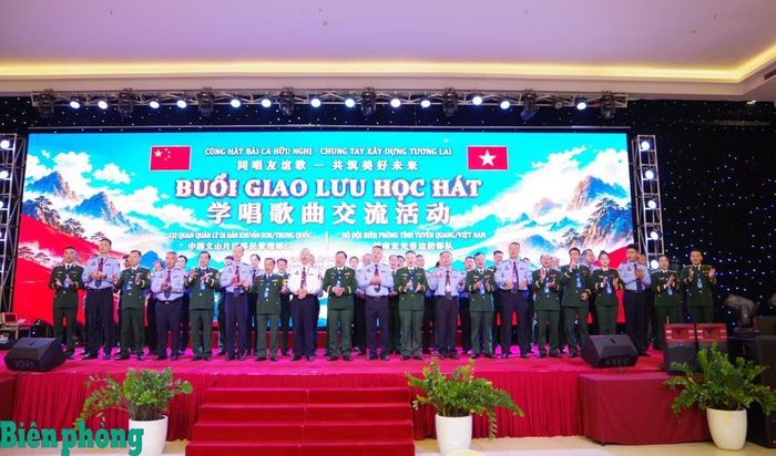 Hai đoàn học bài hát “Việt Nam - Trung Hoa”. Ảnh: Xuân Minh