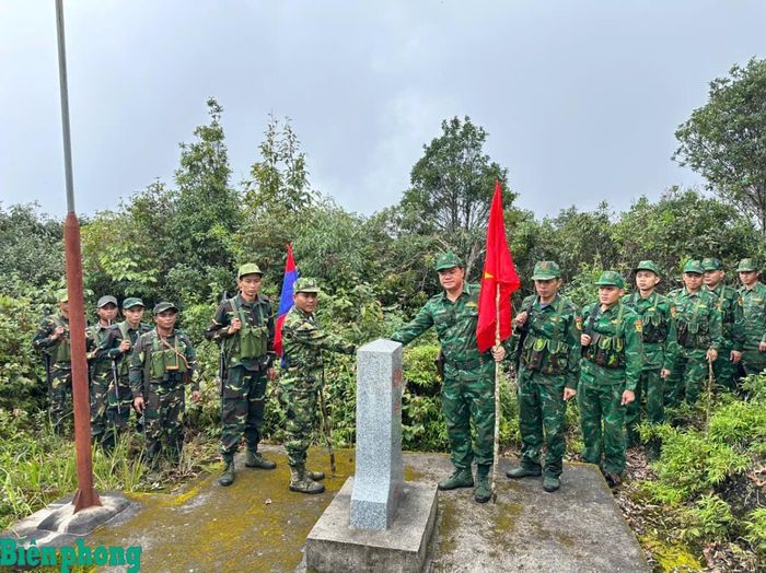 Đội tuần tra Đồn Biên phòng Nậm Càn, Bộ đội Biên phòng tỉnh Nghệ An (Việt Nam) và Đại đội Biên phòng 224, Bộ Chỉ huy Quân sự tỉnh Xiêng Khoảng (Lào) gặp nhau tại mốc quốc giới số 423 Việt Nam - Lào. Ảnh: Lê Thạch