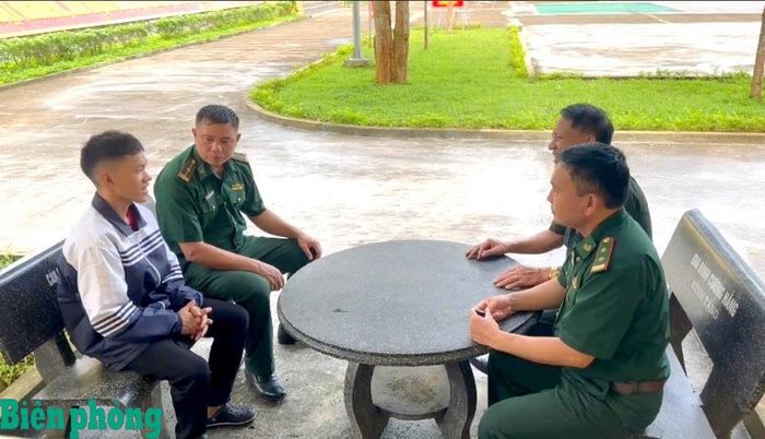 Cán bộ Đồn Biên phòng Nậm Càn dặn dò em Thò Bá Xa trước ngày nhập học. Ảnh: Bá Mùa