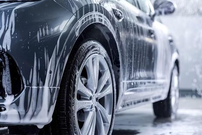 Rửa xe ô tô thường xuyên giúp bảo vệ lớp sơn, nhưng cần lưu ý hóa chất trong dung dịch có thể ảnh hưởng sức khỏe và môi trường. Ảnh: SlashGear
