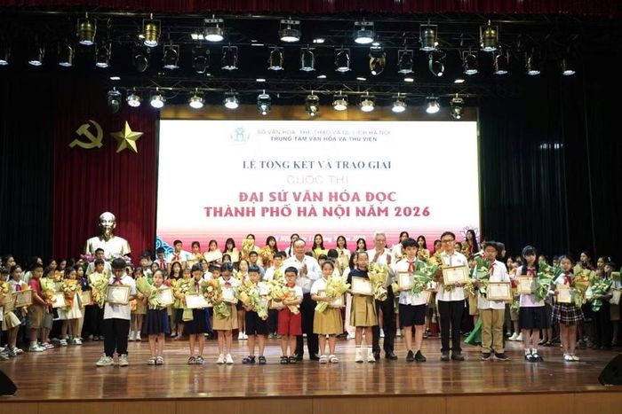 Ban tổ chức trao giải cho các thí sinh đạt thành tích xuất sắc. Ảnh: Sở VHTT&DL Hà Nội