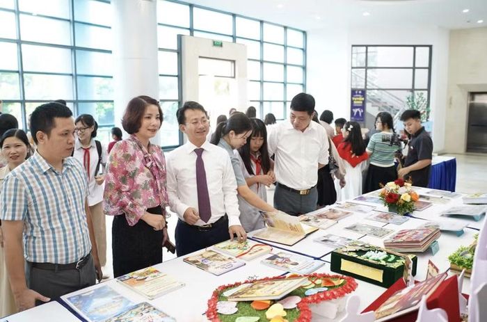 Đại biểu tham quan không gian trưng bày các tác phẩm đạt giải cuộc thi. Ảnh: Sở VHTT&DL Hà Nội