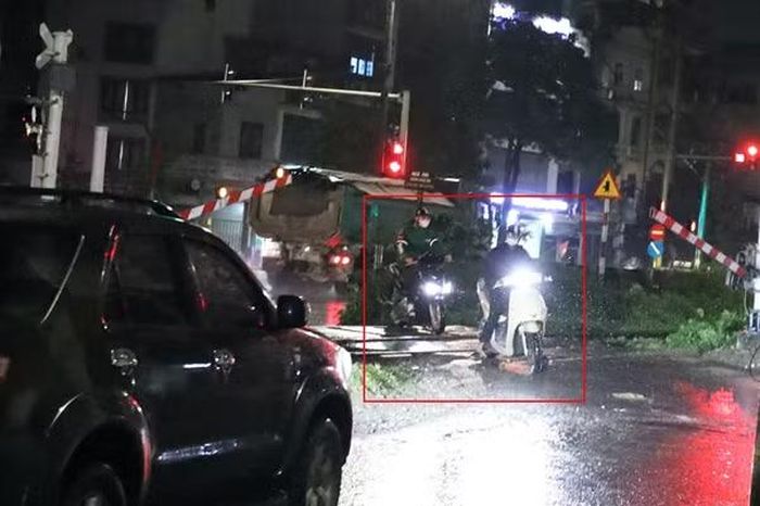Người điều khiển phương tiện cố tình vượt đường ngang khi rào chắn đang hạ. Ảnh: CATPHN.