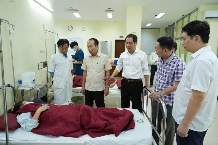 Lãnh đạo TP Huế thăm hỏi các bệnh nhân đang điều trị. Ảnh: Nguyễn Hiếu