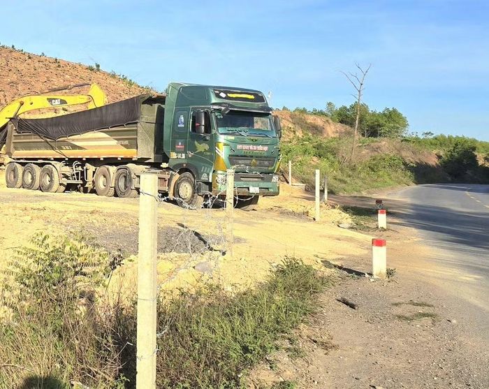 Xe vận chuyển đất từ khu vực thi công ra đường Hồ Chí Minh được phóng viên ghi lại ngày 27/8 (ảnh Quang Thạnh).