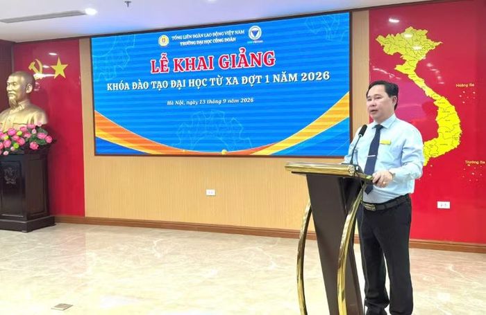 PGS.TS Lê Mạnh Hùng phát biểu tại lễ khai giảng.