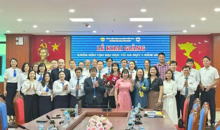 Đại biểu chụp hình lưu niệm sau lễ khai giảng.