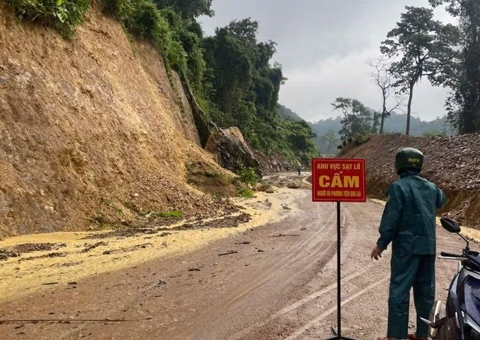 Lực lượng chức năng dựng biển cảnh báo, ngăn người và phương tiện qua lại khu vực có nguy cơ sạt lở. Ảnh MH